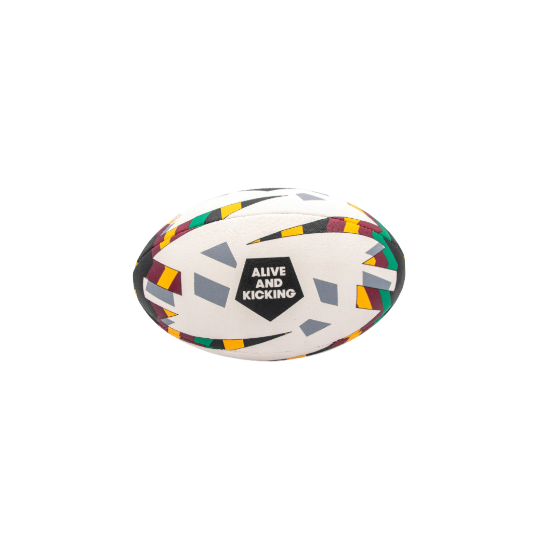 Mehrfarbiger Rugbyball mit „Alive and Kicking“-Logo auf weißem Hintergrund