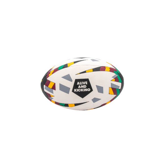 Mehrfarbiger Rugbyball mit „Alive and Kicking“-Logo auf weißem Hintergrund